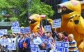 美国工人搞抗议，常带着充气大老鼠