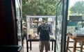 摆摊人，等待堂食重启