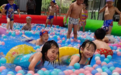 天热不怕 这所幼儿园的宝宝们“游”得很凉爽
