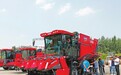 解选购新型玉米收割机
