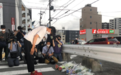 日本民众在安倍遇害现场悼念