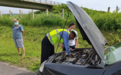 女子带老爸看病车坏半路 高速交警迅速救助