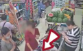 安徽含山一女子在超市付款时 以购物袋为掩护将店员手机偷走