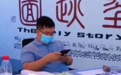 学校门口摆摊"碎手机"  堵得住"手机进校园"吗？