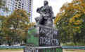 基辅最大普希金雕像遭破坏 被人用颜料喷涂“辱俄”字眼
