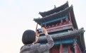 喜迎党的二十大：中外记者参观北京中轴线景观 品味古都新韵