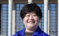 这位党代表穿环卫服参会，有人问“为什么不穿得漂亮点”，她这样回答