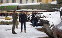 泽连斯基和英首相雪中散步 参观被摧毁的俄军坦克