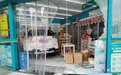 长沙一轿车失误撞进药店 药店处理完立即恢复营业：需求量大