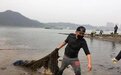 湖北一男子江边捡垃圾7年守护长江生态