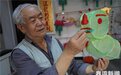 三代传承古法DIY 七旬艺人扎元宵彩灯“兔”个吉祥