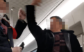 列车上醉酒男子干扰其他乘客，列车长劝导时被掌掴，警方介入