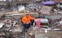 15岁女孩在地震中遇难 父亲坐在废墟里抓着她的手不肯放开