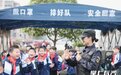 坚守护学岗9年 小学女保安为学生拍了上万张照片