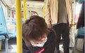 七旬老人公交车上突然晕倒 身为护师的她出手了