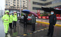 商丘交警雨中执勤保畅通 展现“小黄人”风景线