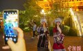 广西步行街上演“最炫民族风” 穿苗家侗乡服饰“打卡”成风潮
