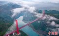 贵州黔西：鸭池河大桥云雾缭绕美如画