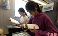 书香列车上开出“图书盲盒” 旅客乘高铁享阅读之乐