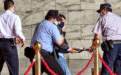 “台独”分子闯中正纪念堂，持漆弹枪射击蒋介石铜像，被警察带走