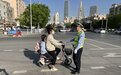 非机动车“花式带娃” 这些家长马路炫技太危险