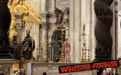 照片疯传！裸男突现梵蒂冈大教堂，竟为抗议俄乌战争？