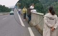 雅安女子坐桥上欲跳河轻生，路过民警停车冲上去一个“公主抱”将她救回