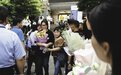 铜陵：高考温馨落幕 家长鲜花祝福