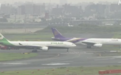 日本羽田机场两架飞机发生碰撞，现场发现疑似机翼碎片