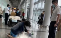 机场一名旅客突然晕倒 两名路过医学生立刻抢救