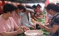 安徽固镇县举行包粽子比赛