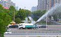 石家庄：喷洒作业为城市道路降温