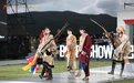 以广袤草甸为毯 雪域高原上演一场蕃巴秀藏式服装大秀
