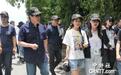 漫步花莲，马英九和大陆学生哼唱《外婆的澎湖湾》