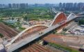 “彩虹”初现！郑州新建彩虹桥钢箱拱合龙