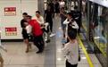 乘客突发急症晕倒 地铁车厢秒变“急救室”