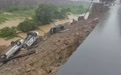 暴雨致河岸道路坍塌停放车辆坠河 官方回应