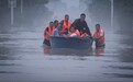 凤凰在现场 | 涿州洪水道路被淹 救援队绕行70公里驰援“失联”农村