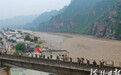 现场直击丨河北涞水：跋山涉水送物资