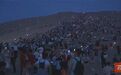 鸣沙山月牙泉万人开嗓 这届游客自办“演唱会”真会玩