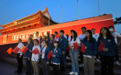 邓炳强率青年参观故宫及圆明园