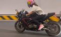#西安公安交警[超话]#【#摩托车隧道内违法超车致前车伤残# 两车驾