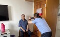 九旬老兵换身份证 民警上门补办送证