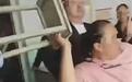 山西女子摔椅大闹家长会警方介入调查 教育局：无人受伤