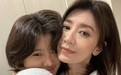 贾静雯女儿分享假期家人合照 与妈妈甜蜜拥抱氛围有爱