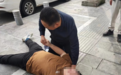 阜阳街头拍下！黑衣男紧急出手！