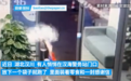 高中生在警务站门口放下礼物转身就跑