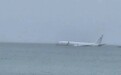 美国海军一架P-8A巡逻机着陆时冲出跑道，坠入夏威夷海湾