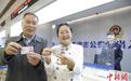 中国新版外国人永居证签发启用首日共50人领取“五星卡”