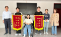 安徽一女子骑车至校门口发生车祸 2名同学挺身而出！